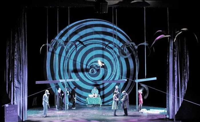 演繹不同版本的《波西米亞人》舞臺(tái)劇表演，一次嗨個(gè)夠