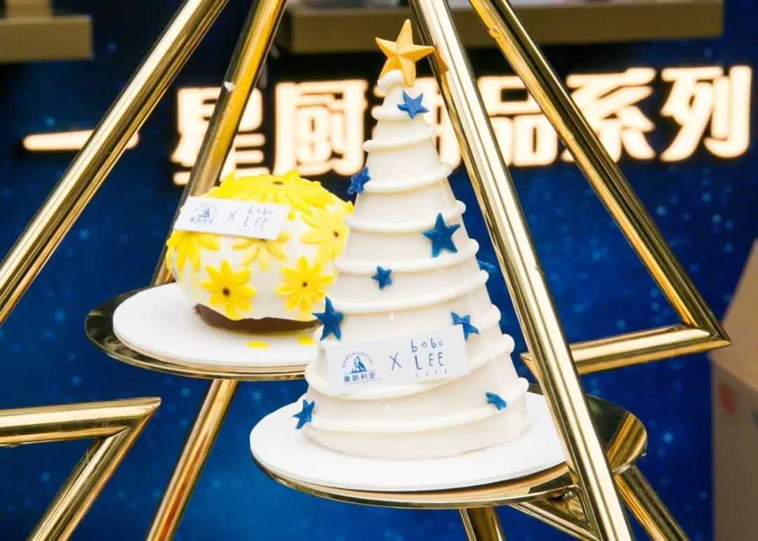 快閃活動策劃打造成一棵星空甜品的圣誕樹，簡直就是甜蜜暴擊嘛