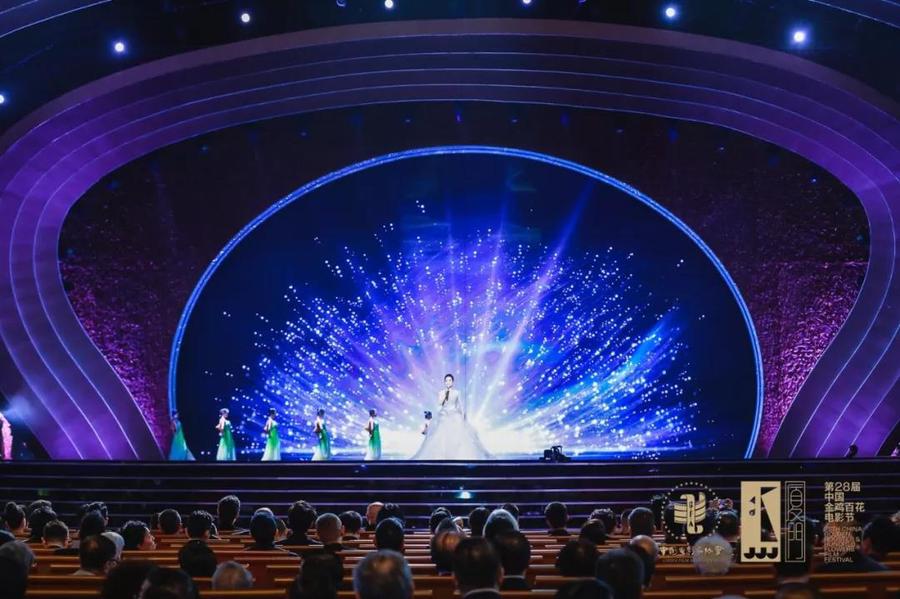 電影節(jié)活動策劃了三個篇章，貫穿了海浪、金沙和日光照耀的金雞剪影元素