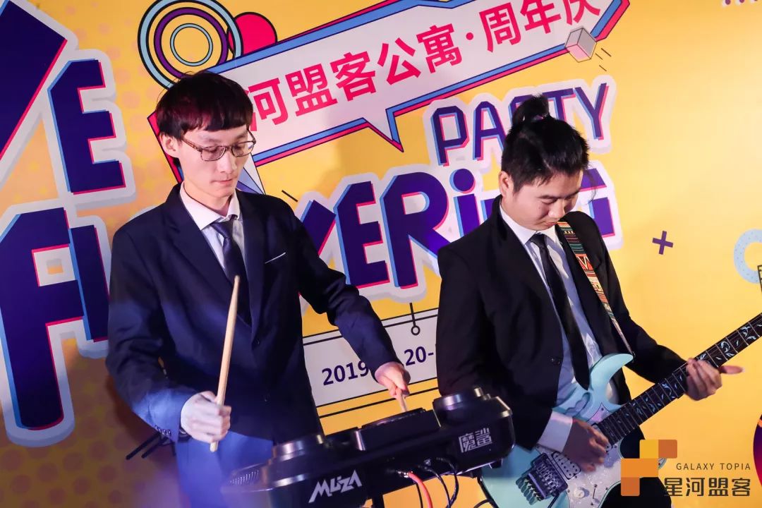 燈光閃爍一秒，瞬間進入周年慶典活動，面具策劃形式很朋克