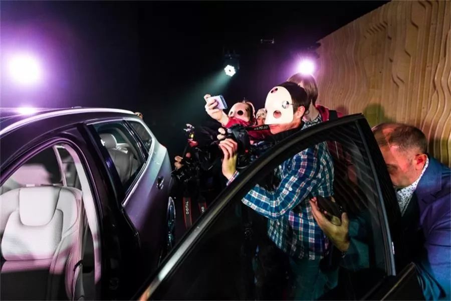 這款新車的發(fā)布活動(dòng)以沉浸式劇院表演的形式進(jìn)行，效果太棒了