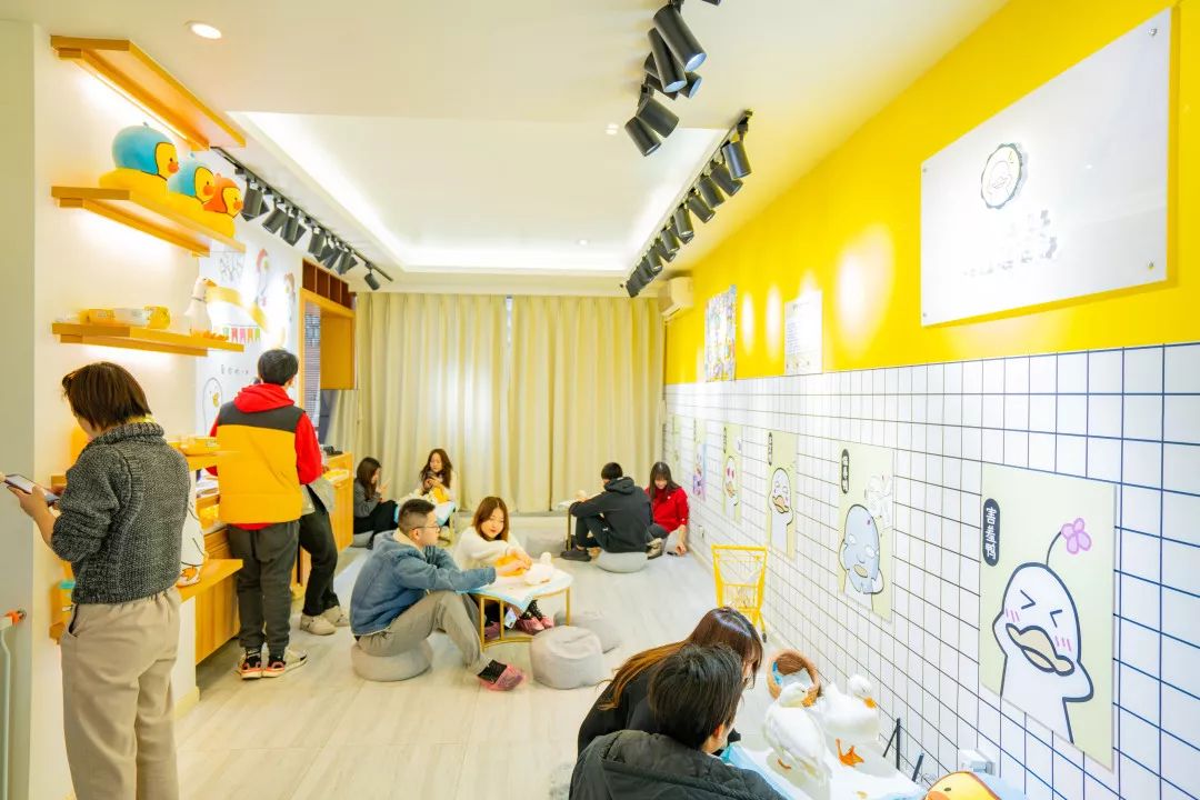 鴨鴨主題快閃店活動萌翻了，2020擼鴉不擼貓，沖鴨