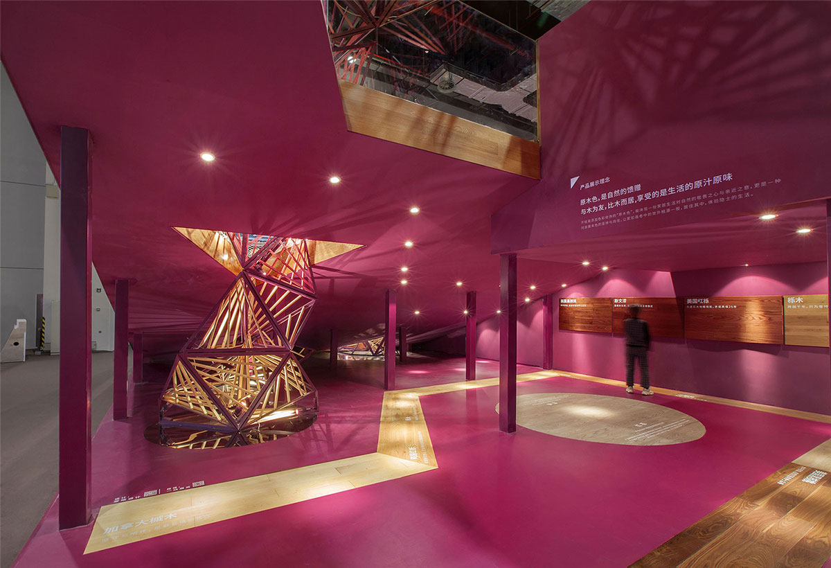 木地板品牌的展覽活動將園林的轉(zhuǎn)折疊加與回廊曲徑延展到了展廳設(shè)計