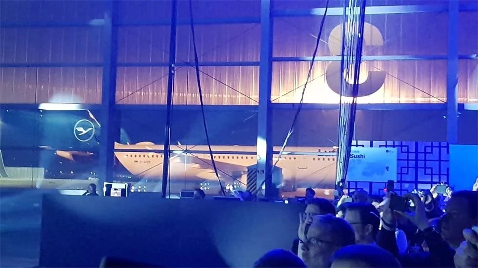 航空公司發(fā)布會策劃了一個將客人、手機(jī)和屏幕連接在一起的藝術(shù)裝置
