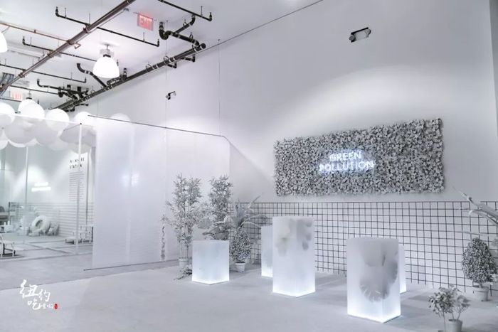 主題快閃店形式的展覽策劃，黑白風(fēng)格很是印象深刻
