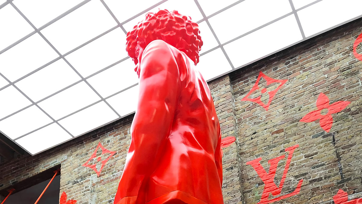 在沉浸式和概念性的橙色背景下，Louis Vuitton芝加哥快閃店帶來了城市的活力