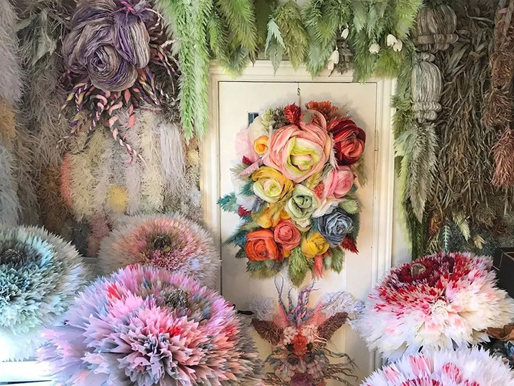以顏色輕柔的紙層層堆疊并錦簇成花朵的展覽活動(dòng)，真的驚喜了雙眼