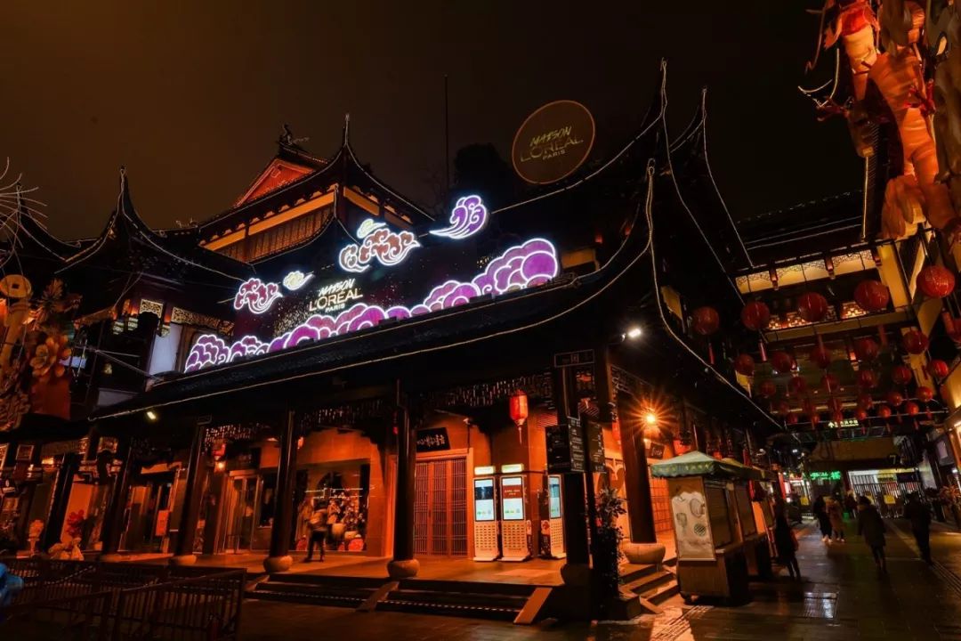 巴黎歐萊雅燈會(huì)快閃店活動(dòng)詮釋著什么是傳統(tǒng)與科技融合、經(jīng)典與現(xiàn)代碰撞
