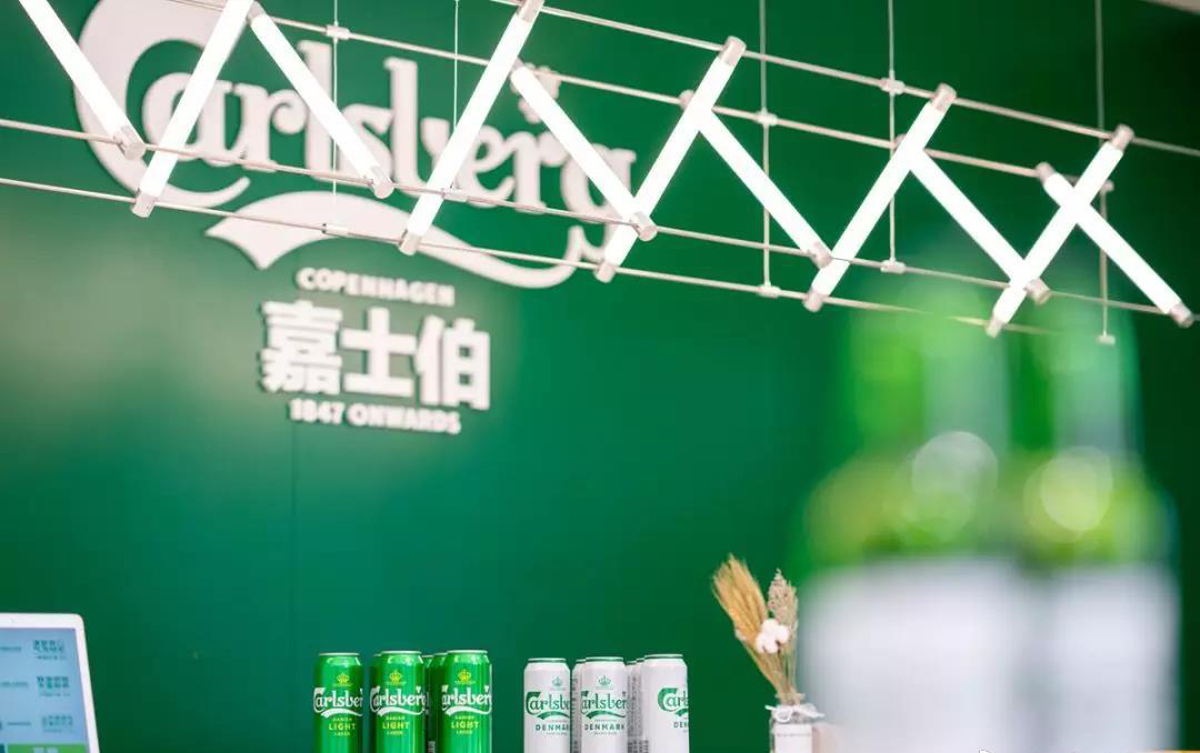 啤酒快閃巡回展覽活動被“啤酒花馬扎燈”藝術(shù)裝置打扮得格外美好