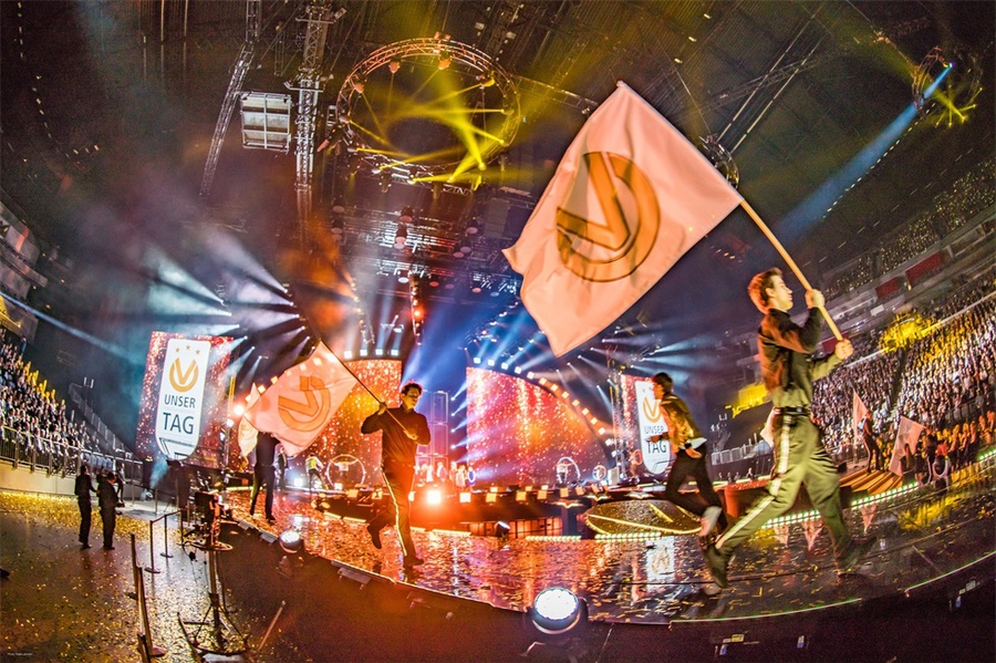 8.5小時(shí)的舞臺(tái)轉(zhuǎn)換時(shí)間就實(shí)現(xiàn)了一場驚人的品牌活動(dòng)策劃，牛?。? /></div><section class=