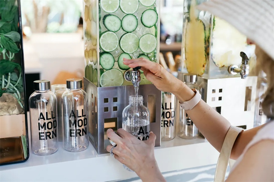 這場泳池派對活動(dòng)策劃的品牌烙印太強(qiáng)了，門頭設(shè)計(jì)直呼品牌效應(yīng) - 第30張