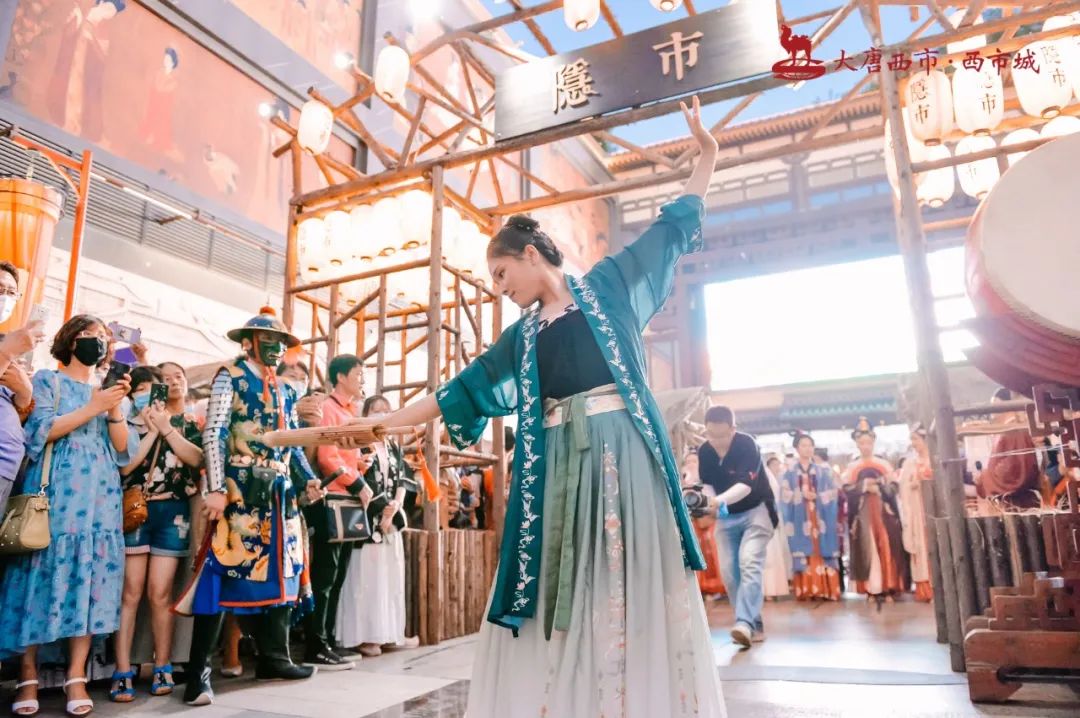 古代創(chuàng)意市集活動(dòng)現(xiàn)場(chǎng)驚現(xiàn)百余位漢服同胞，策劃表演體驗(yàn)十足