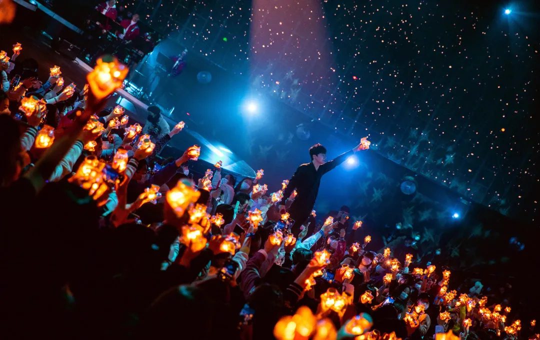 WE·LIVE生日演唱會(huì)活動(dòng)策劃的科幻風(fēng)舞美，是星海的沖動(dòng)之門(mén)