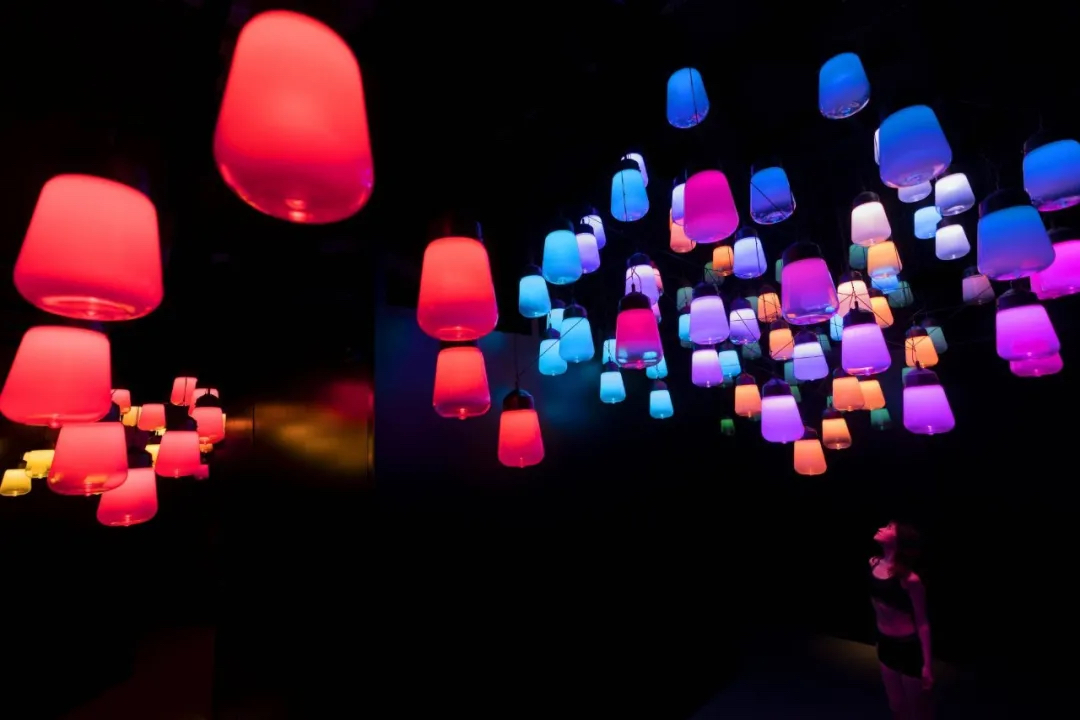 teamLab「三溫暖」光影藝術(shù)展覽活動策劃提供了沉浸式的身心靈體驗(yàn)
