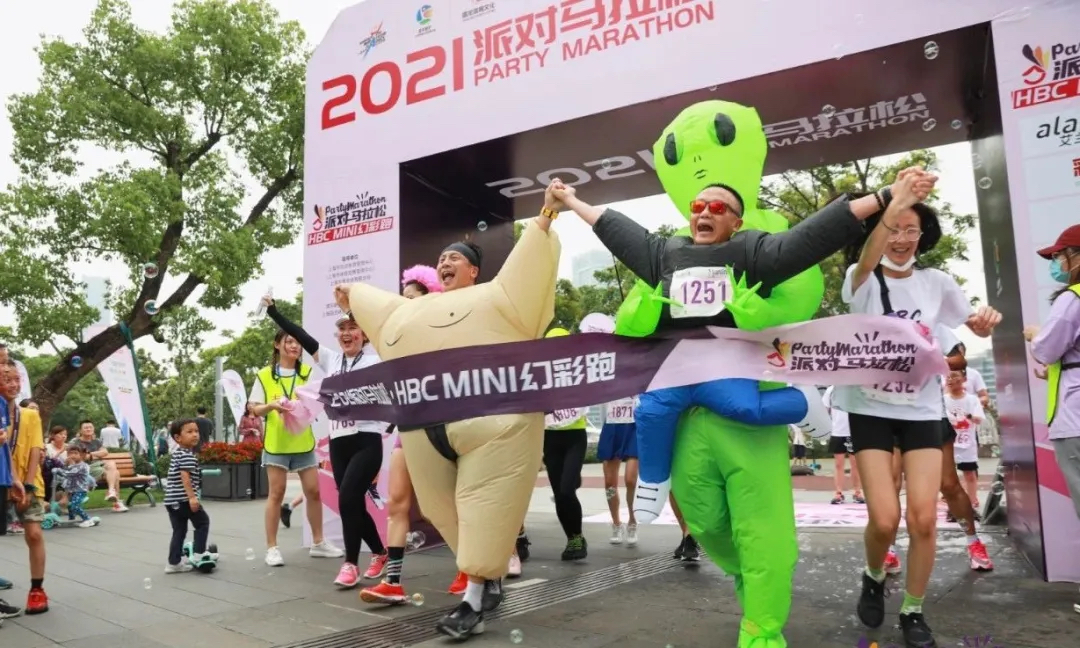 派對馬拉松彩跑活動策劃嗨翻了，現(xiàn)場熱情勝過當天的高溫
