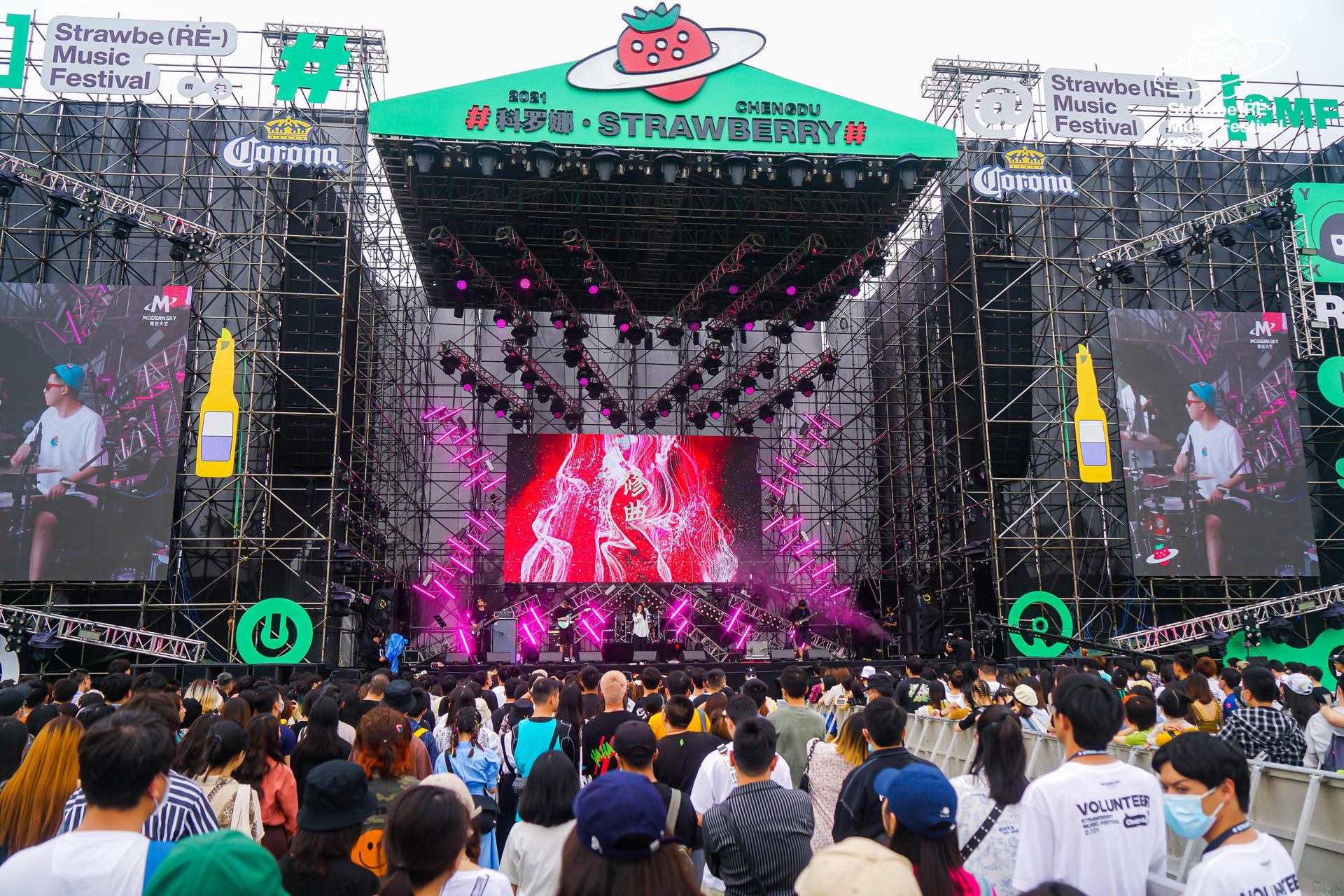 2021成都草莓音樂(lè)節(jié)活動(dòng)策劃充滿了異域氣氛，聽(tīng)歌飲酒，快樂(lè)就如此