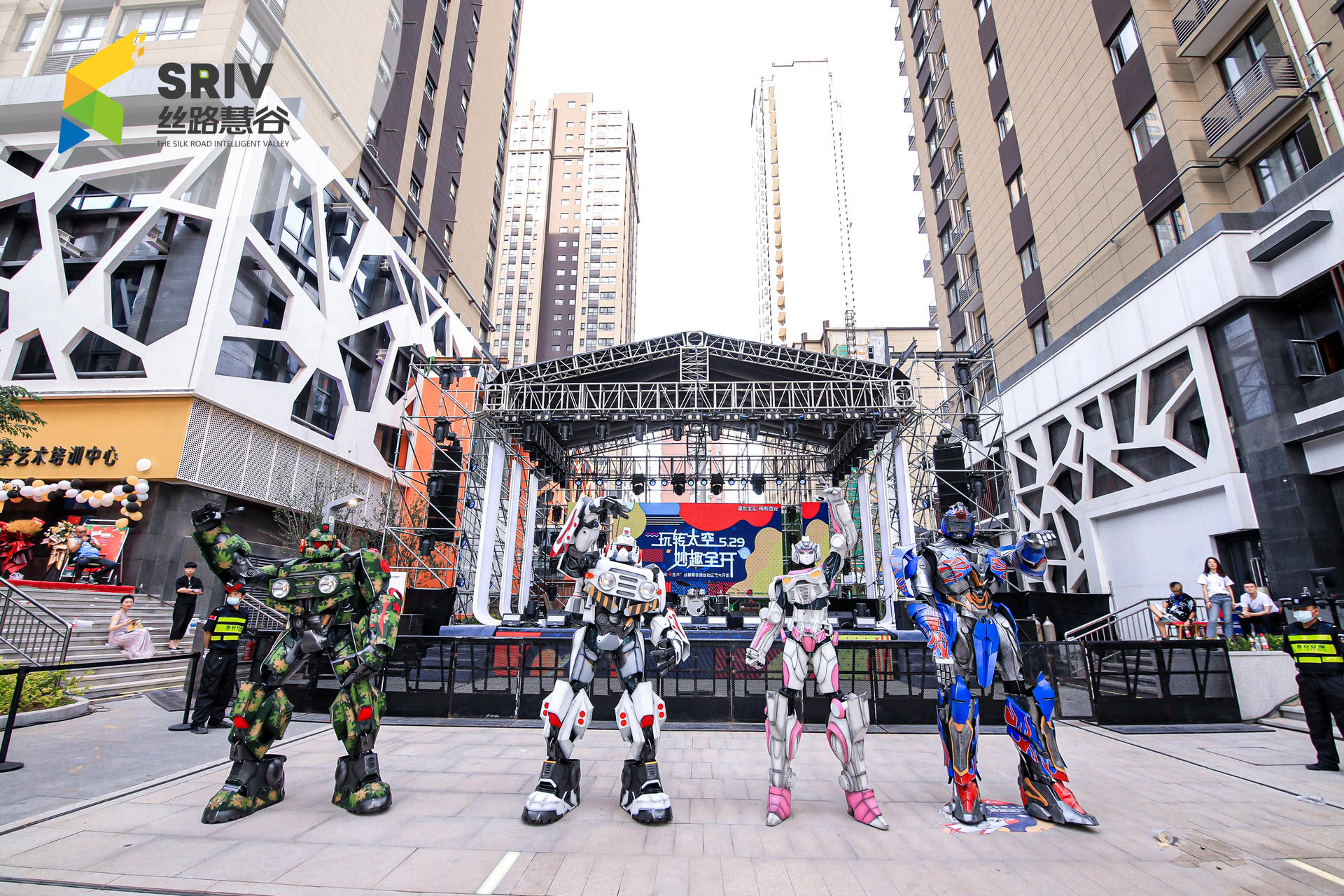 概念街區(qū)開街儀式活動策劃空降知名樂隊，爆梗頻出尖叫不斷