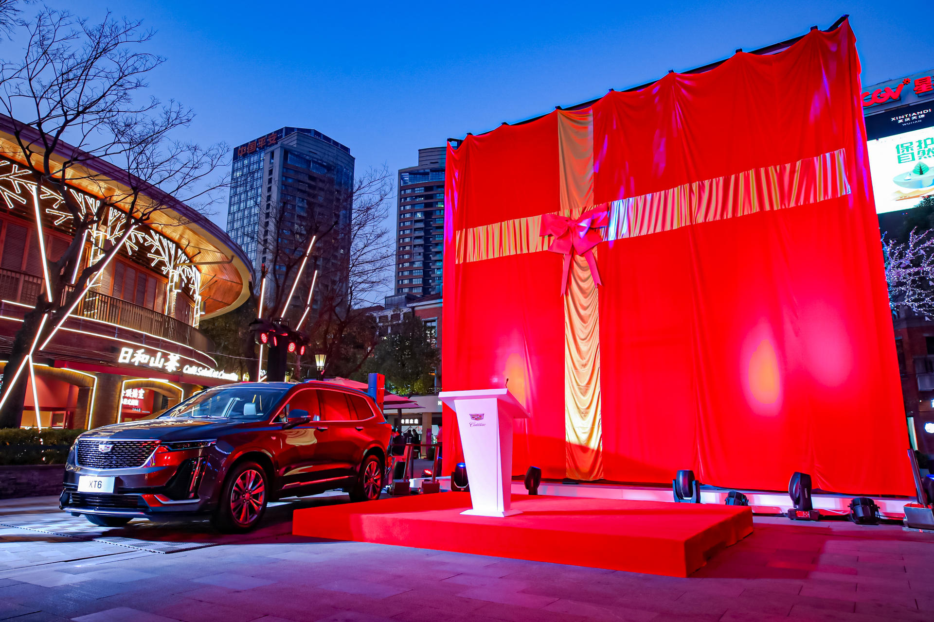 神秘巨型“空投箱”竟是凱迪拉克新車發(fā)布會活動策劃裝置 - 第8張 - 會展活動策劃CCASY.COM 神秘巨型“空投箱”竟是凱迪拉克新車發(fā)布會活動策劃裝置 - 第8張