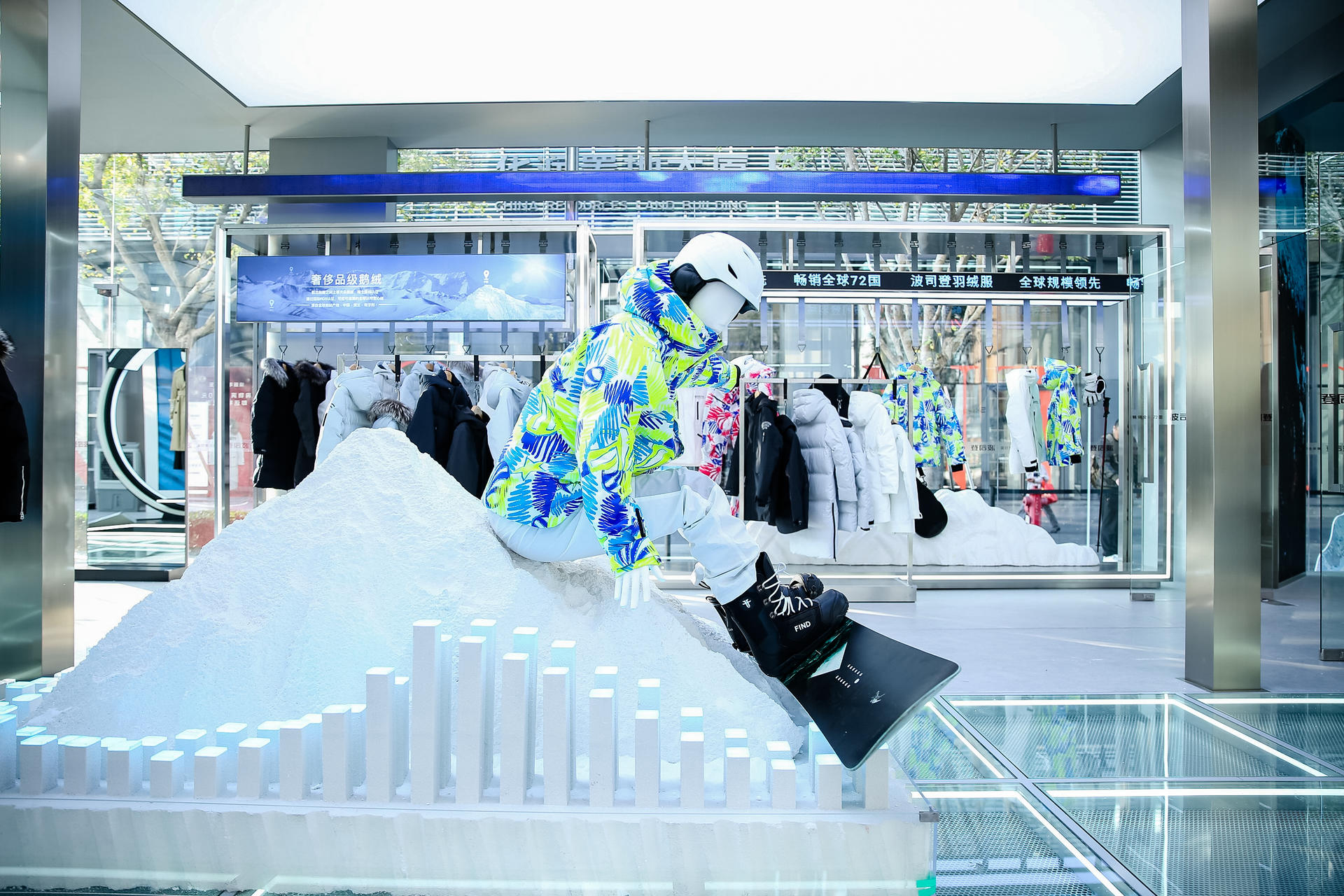 波司登快閃店活動(dòng)策劃融合雪山、陽(yáng)光等自然元素，帶來(lái)了“第一場(chǎng)雪”