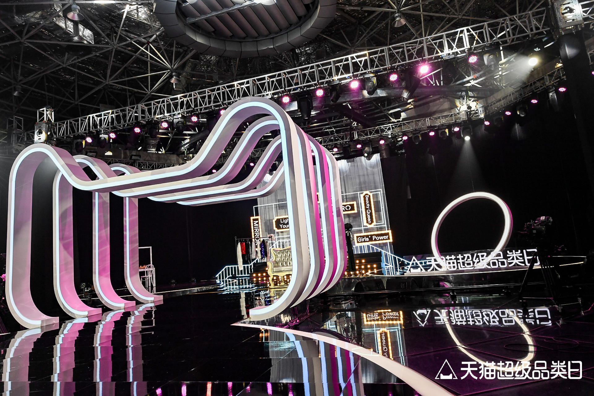 “夏日追光演唱會(huì)”LIVESHOW直播活動(dòng)策劃，全場(chǎng)“高光”直播氣氛嗨翻