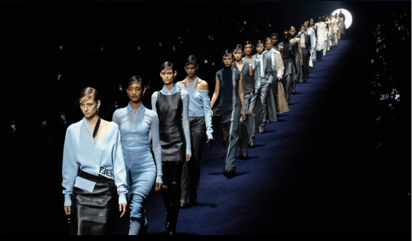 FENDI 2023秋冬女裝秀活動(dòng)策劃的線(xiàn)性T臺(tái)起點(diǎn)如同巨大的玫瑰花窗