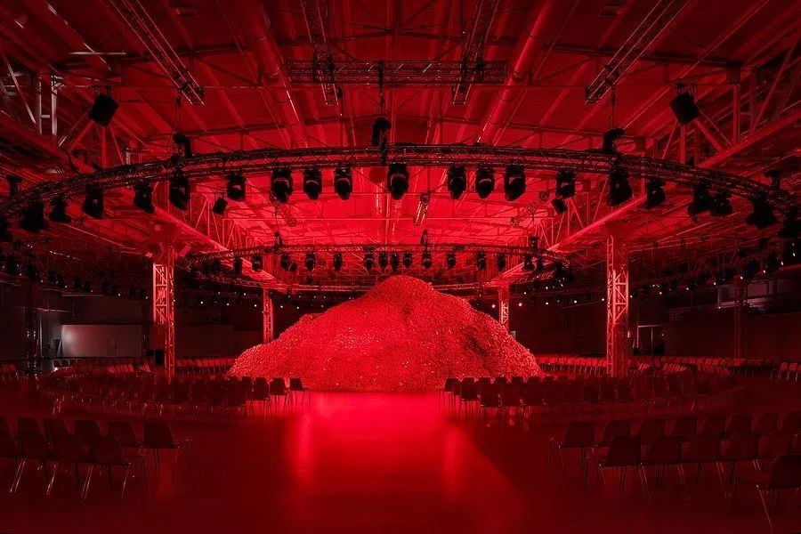 DIESEL2023秋冬大秀活動(dòng)策劃了一座杜蕾斯山丘，刷屏了社交平臺(tái)