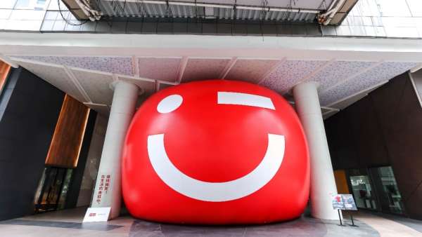 廣州市民近期被一個展覽活動策劃裝置「夾縫中的微笑」治愈了