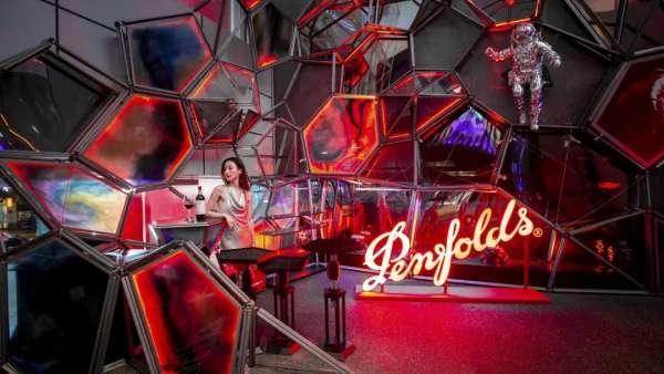 「奔富·無界空間」沉浸式快閃活動策劃化身神秘太空艙，酷酷酷