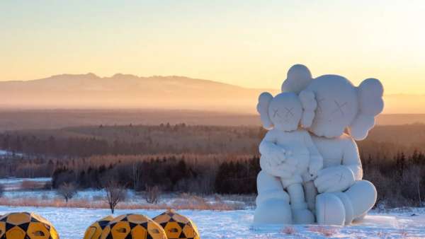 COMPANION在《KAWS:HOLIDAY》快閃主題展活動策劃悠然席地而坐