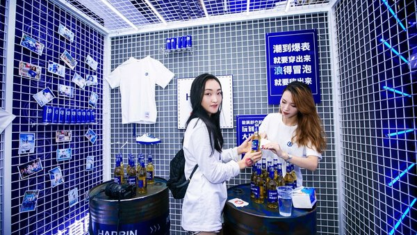 一場哈爾濱啤酒 × PONY潮流的跨界派對｜國潮范這么閃