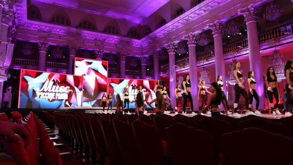 選美賽事就是不同于電競比賽，滿屏都是大長腿