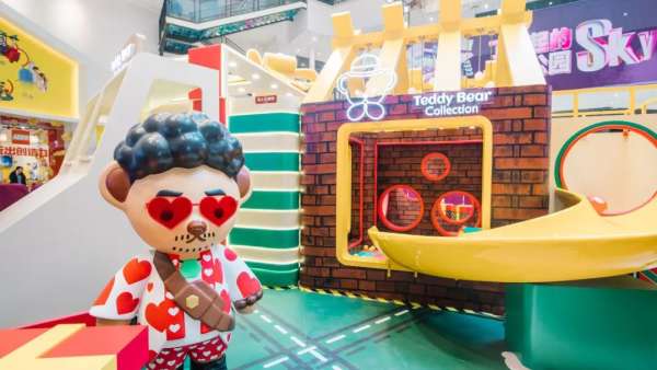 這只泰迪熊承包了長風(fēng)大悅城圣誕節(jié)的商場美陳，可萌可萌了