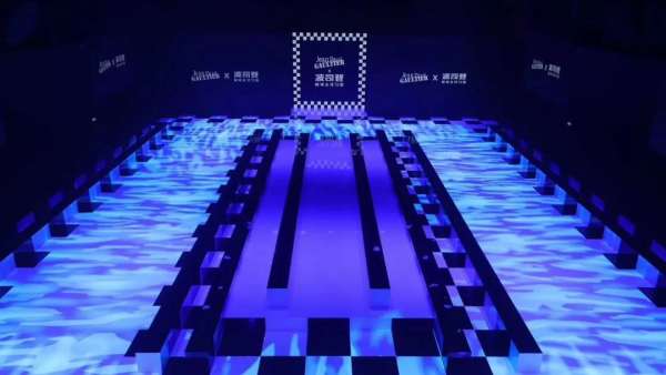 黑白棋盤格的時(shí)裝發(fā)布會(huì)現(xiàn)場(chǎng)，燈光變幻，一場(chǎng)時(shí)尚SHOW正是開始