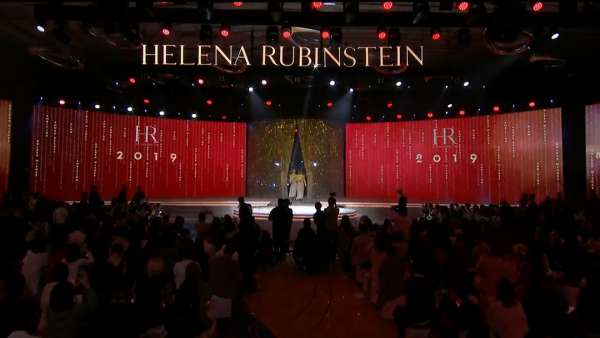 全球代言人的官宣發(fā)布會(huì)夜如同巴黎名媛的舞會(huì)現(xiàn)場(chǎng)，極致奢華