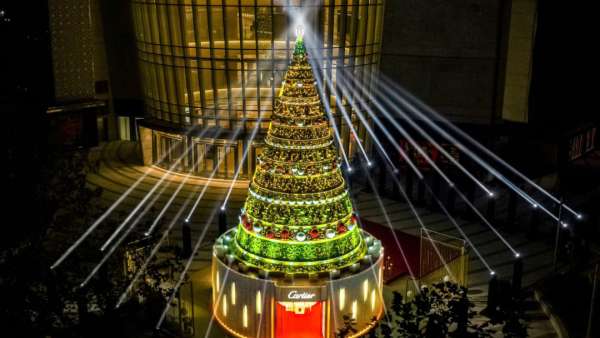 最美圣誕樹美陳設(shè)計當(dāng)屬卡地亞了，紅盒之中的光芒溫暖了冬日時光