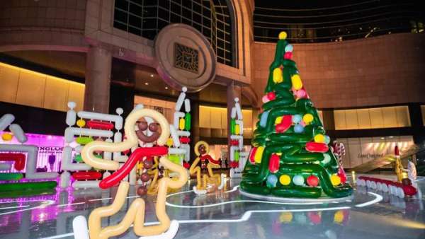 不好，有一群可愛的姜餅人圍繞著圣誕節(jié)的美陳設計嬉戲玩耍，快去瞅瞅