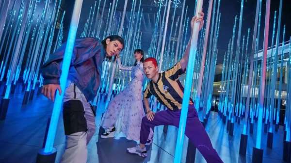 六邊形中的聲光主題展覽處處透射出強(qiáng)烈的時尚感與未來感，奇境之旅就此展開