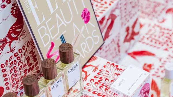 時尚魔都圣誕前夕又驚現(xiàn)一個香水快閃店，色彩與嗅覺的碰撞顯得格外亮眼