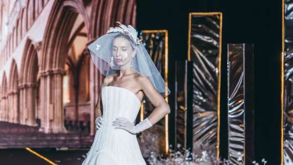 品牌時裝秀以戀人感情發(fā)展為主線，呈現(xiàn)別開生面的視聽盛宴