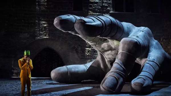 舞美設(shè)計(jì)敢做得如此幽森恐怖，這位年輕帥氣導(dǎo)演就是不一樣