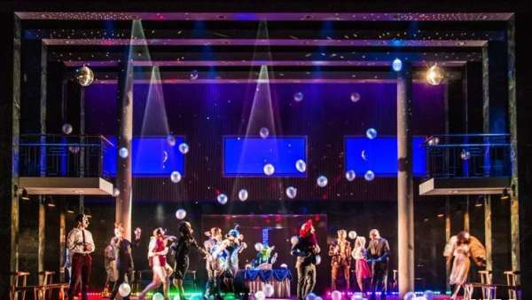 各種風(fēng)格的舞美設(shè)計(jì)他都能駕馭，仿佛順手就來(lái)的