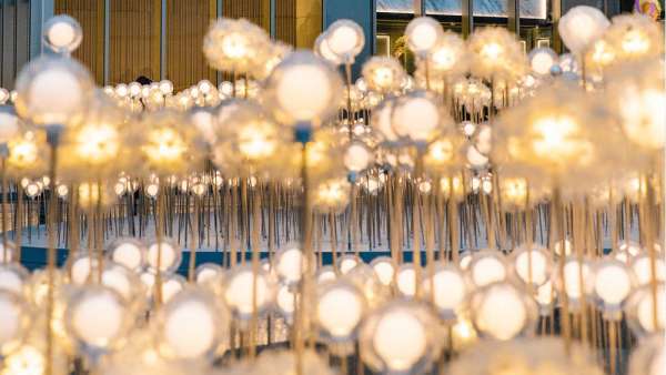 華燈初上，這個(gè)商場(chǎng)美陳就是最美燈海，邀你見證新浪漫