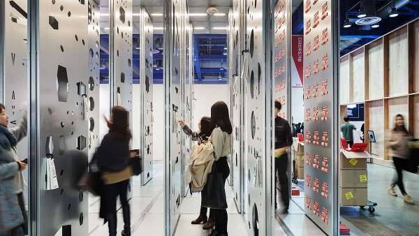 韓國(guó)京畿道公司在首爾設(shè)計(jì)節(jié)上的展位設(shè)計(jì)簡(jiǎn)潔卻吸睛無(wú)數(shù)