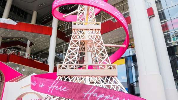 巴黎鐵塔刷亮了魔都的圣誕美陳設(shè)計(jì)，粉嫩造型浪漫一圣誕