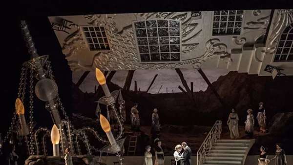 舞美設(shè)計(jì)上增加一個(gè)巨型水晶吊燈，效果倍加