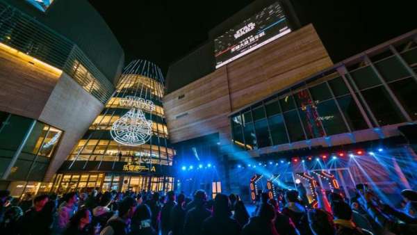 不一樣的商場圣誕美陳設(shè)計(jì)，愿原力與你同在