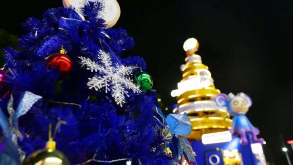 百架無(wú)人機(jī)助陣圣誕商場(chǎng)美陳亮燈儀式，星光熠熠