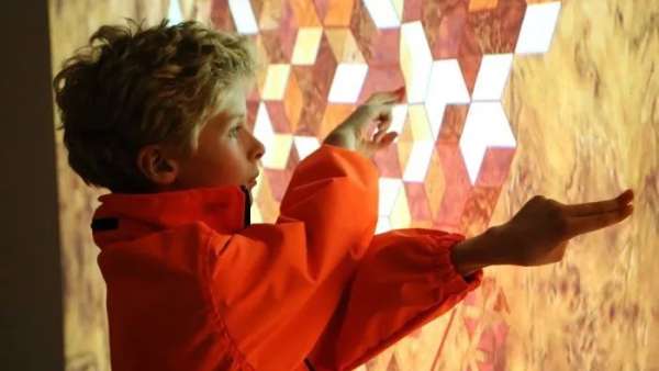 主題展覽里的交互式“木墻”裝置提高了大眾對勞斯萊斯進(jìn)一步的認(rèn)識