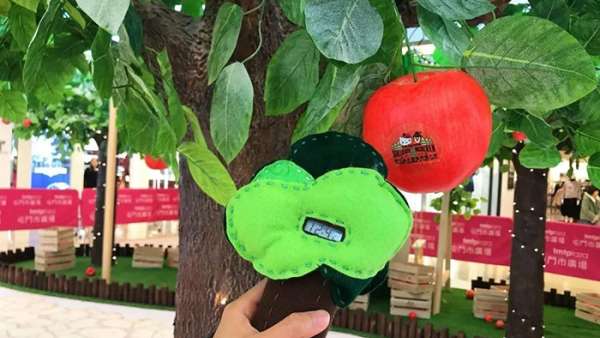 Hello Kitty攜手Müllerchen萌爆登場，刷新圣誕美陳新體驗