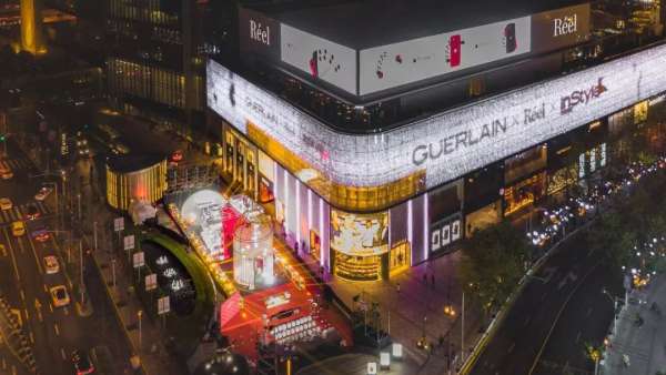 點亮新年，這個品牌的美陳設(shè)計裝置也太亮眼了吧